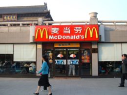 China presiona McDonald's para aceptar yuanes digitales